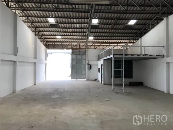 货栈 出租或出售在Khlong Luang, Pathum Thani - 仓库内部朝向大滑门入口，设夹层与小办公室，高挑空间与混凝土地坪