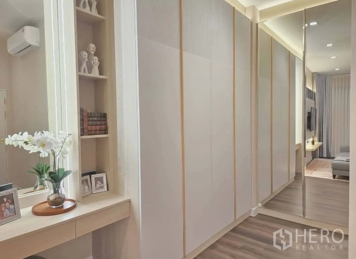 บ้าน for rent or sale in Bang Phli, Samut Prakan - โถงวอล์กอินคลอเซ็ต ตู้เสื้อผ้าสูงจรดเพดาน และกระจกโต๊ะเครื่องแป้ง