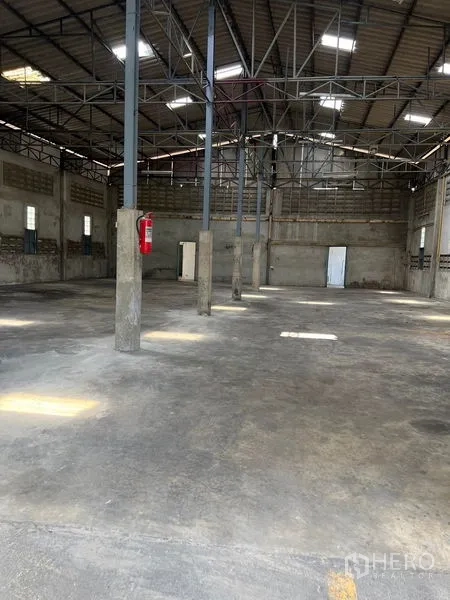 คลังสินค้า ให้เช่าในKhlong Toei, Bangkok - พื้นที่ภายในโกดังโปร่ง เพดานสูง พื้นคอนกรีต และเสากันสั่น