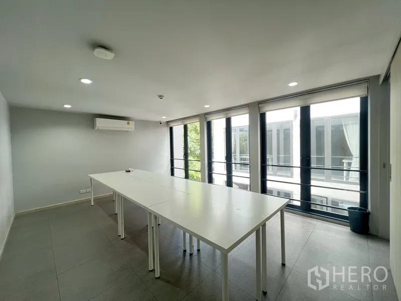 带办公室的家 出租或出售在Phra Khanong, Bangkok - 会议空间，折叠桌与面向中庭的玻璃门