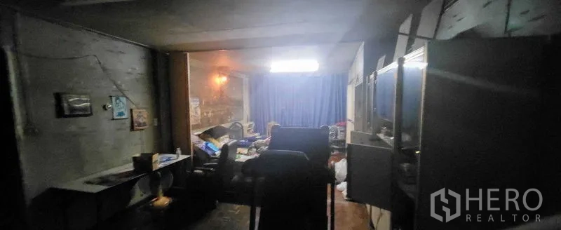 อาคารพาณิชย์ ให้เช่าในKhlong Toei, Bangkok - พื้นที่นั่งเล่นชั้นบน มีหน้าต่างและผ้าม่าน เหมาะดัดแปลง