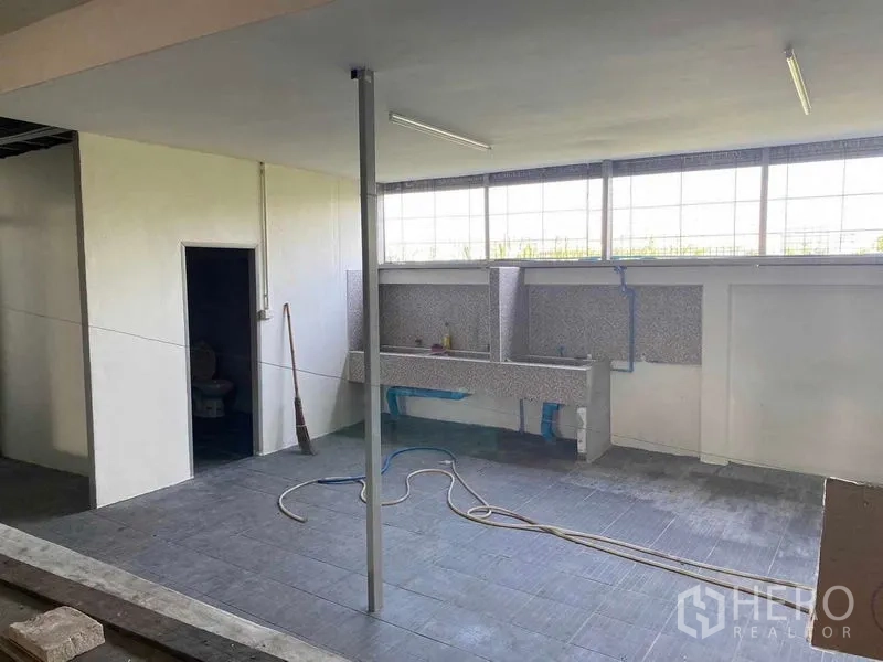 คลังสินค้า ให้เช่าหรือขายในMueang Samut Prakan, Samut Prakan - โซนซักล้างพร้อมอ่างคอนกรีตคู่ ระบบท่อ และช่องแสงยาว