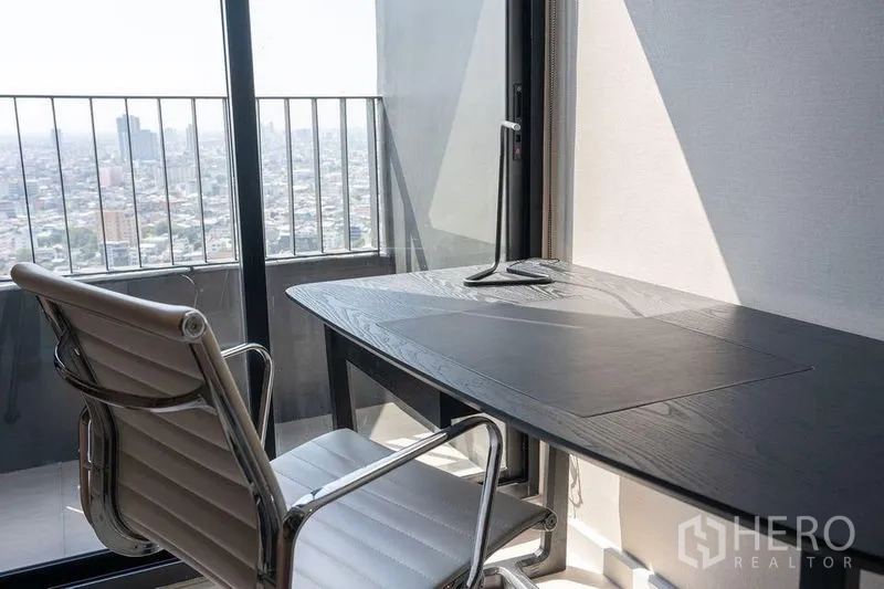 คอนโด ให้เช่าในSathon, Bangkok - โต๊ะทำงานข้างประตูกระจกบานเลื่อนเปิดสู่ระเบียงพร้อมวิวเมืองโล่ง