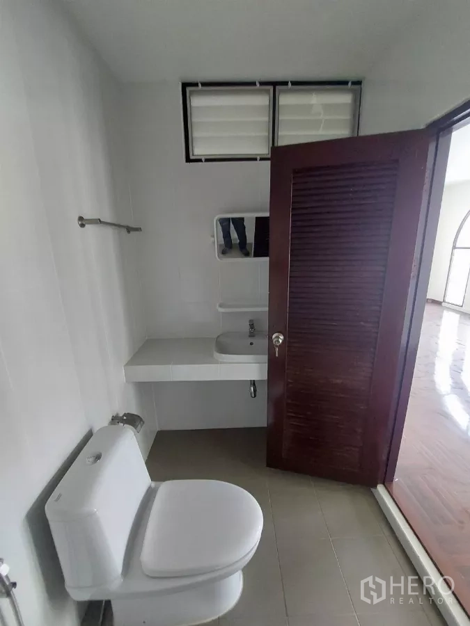 สำนักงานที่บ้าน ให้เช่าในYan Nawa, Bangkok - ห้องน้ำกะทัดรัด ผนังกระเบื้องขาว อ่างล้างหน้าและโถสุขภัณฑ์