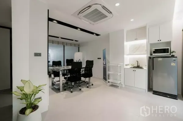 ทาวน์เฮาส์ ขายในChatuchak, Bangkok - ห้องอเนกประสงค์ชั้นล่างพร้อมโต๊ะประชุมและแพนทรี