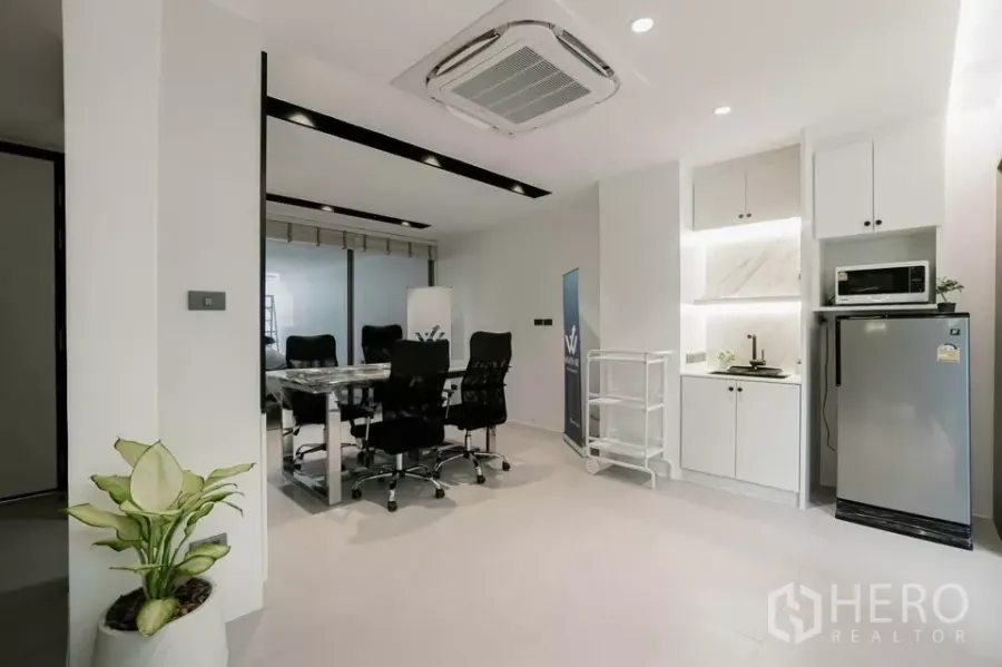 ทาวน์เฮาส์ ขายในChatuchak, Bangkok - ห้องอเนกประสงค์ชั้นล่างพร้อมโต๊ะประชุมและแพนทรี