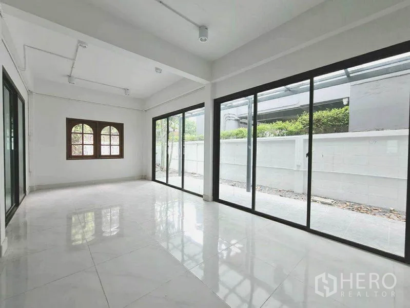 สำนักงานที่บ้าน ให้เช่าในLat Phrao, Bangkok - พื้นที่ชั้นล่างสว่างโปร่ง ผนังกระจกเต็มบานเปิดออกสู่ลาน