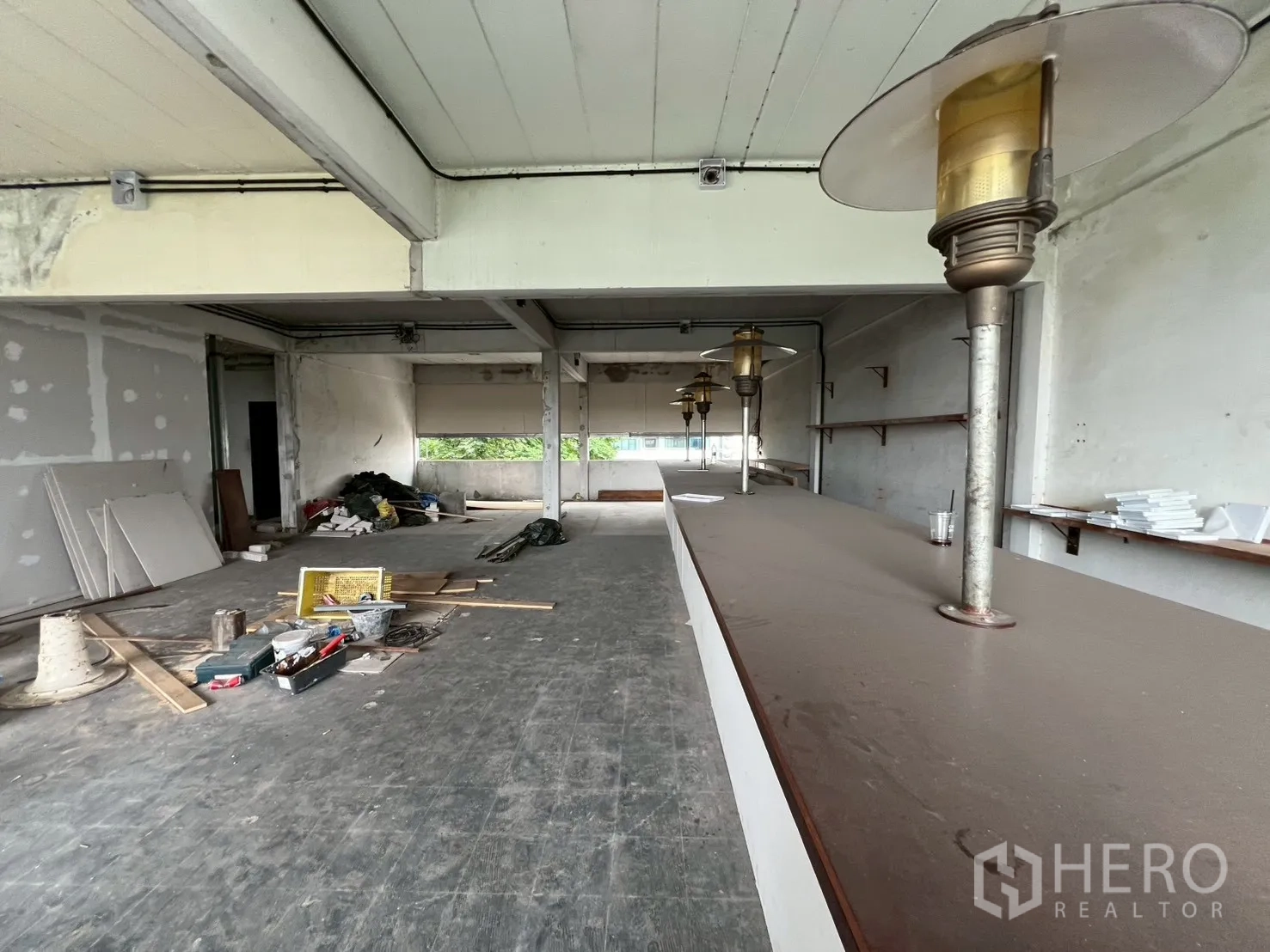 零售空间 出租在Watthana, Bangkok - 沿着吧台的广角视图，展示适合餐饮的宽敞布局。