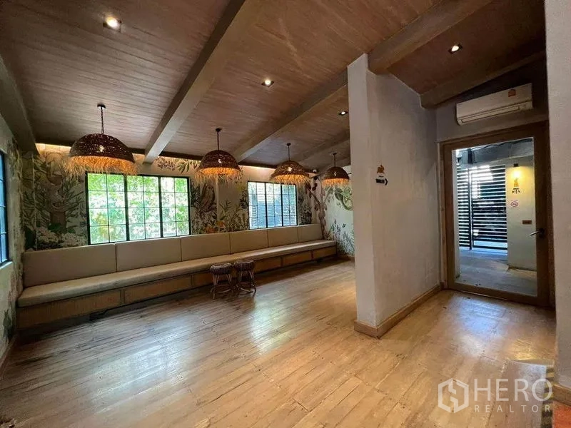 พื้นที่ขายปลีก ให้เช่าในPhaya Thai, Bangkok - โซนเลานจ์ม้านั่งยาวและโคมแขวนหวาย