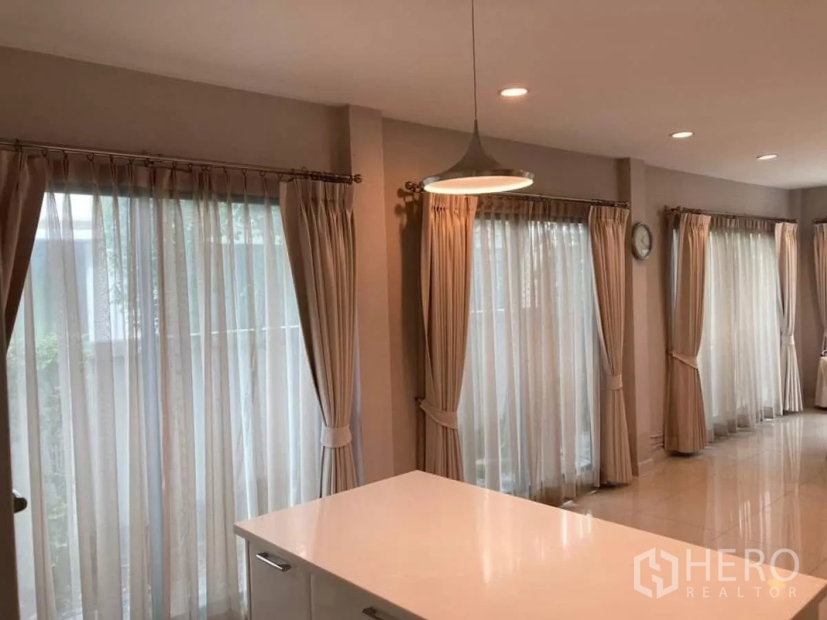 บ้าน ให้เช่าในMueang Nonthaburi, Nonthaburi - ไอส์แลนด์ครัว รายล้อมด้วยหน้าต่างสูงพร้อมผ้าม่านโปร่งรับแสงธรรมชาติ