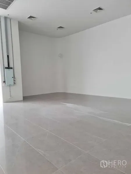 พื้นที่ขายปลีก ให้เช่า - พื้นที่โล่งสไตล์ไวท์บ็อกซ์ เพดานสูง พื้นกระเบื้องเงา พร้อมตกแต่ง