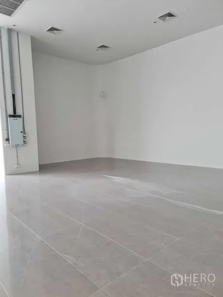 พื้นที่ขายปลีก ให้เช่า - พื้นที่โล่งสไตล์ไวท์บ็อกซ์ เพดานสูง พื้นกระเบื้องเงา พร้อมตกแต่ง