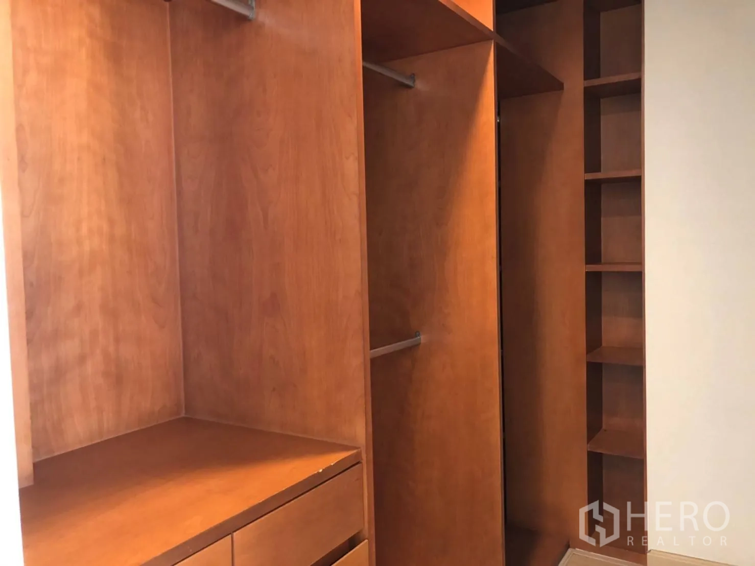 คอนโด ให้เช่าในPathum Wan, Bangkok - วอล์กอินคลอเซต บิลท์อินไม้พร้อมช่องเก็บของหลากหลาย