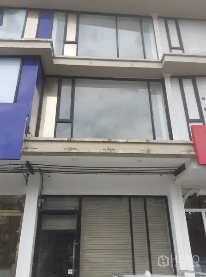 店屋 出租 - 店屋上层立面，大片落地玻璃与简洁线条，位于店面之上。