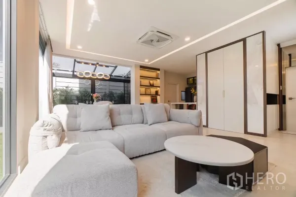 บ้าน ให้เช่าหรือขายในPrawet, Bangkok - ห้องนั่งเล่นโปร่งสว่าง โซฟาขนาดใหญ่ ตู้โชว์บิวท์อิน มองเห็นเรือนกระจกโซนทานอาหาร