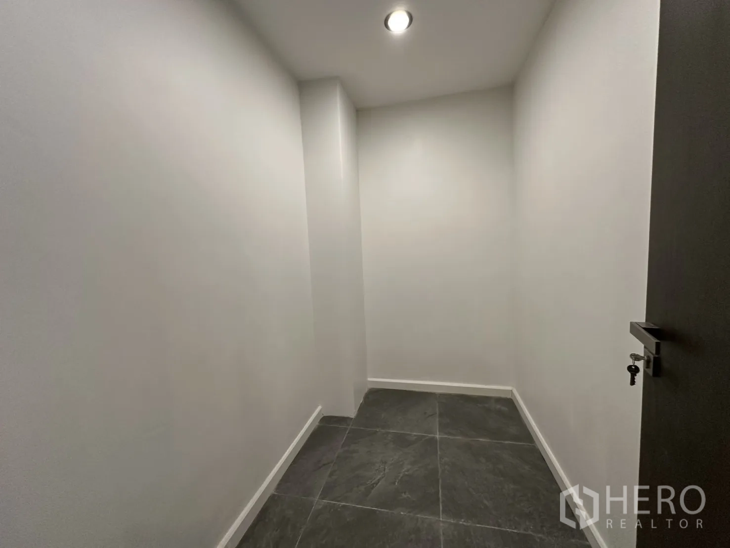 สำนักงานที่บ้าน ให้เช่าในPhra Khanong, Bangkok - ห้องเก็บของขนาดเล็ก พื้นกระเบื้องสีเข้มและไฟฝ้า