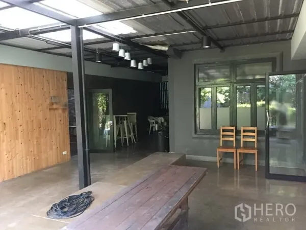 สำนักงาน ให้เช่าในKhlong Toei, Bangkok - พื้นที่กึ่งเอาต์ดอร์ หลังคาเมทัลชีท ผนังไม้ กระจกบานเลื่อน และม้านั่งไม้ยาว