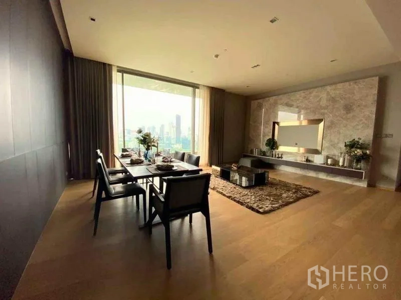 公寓 出租在Bang Rak, Bangkok - 暖色灯光的客餐厅，大窗外城市全景一览无余。