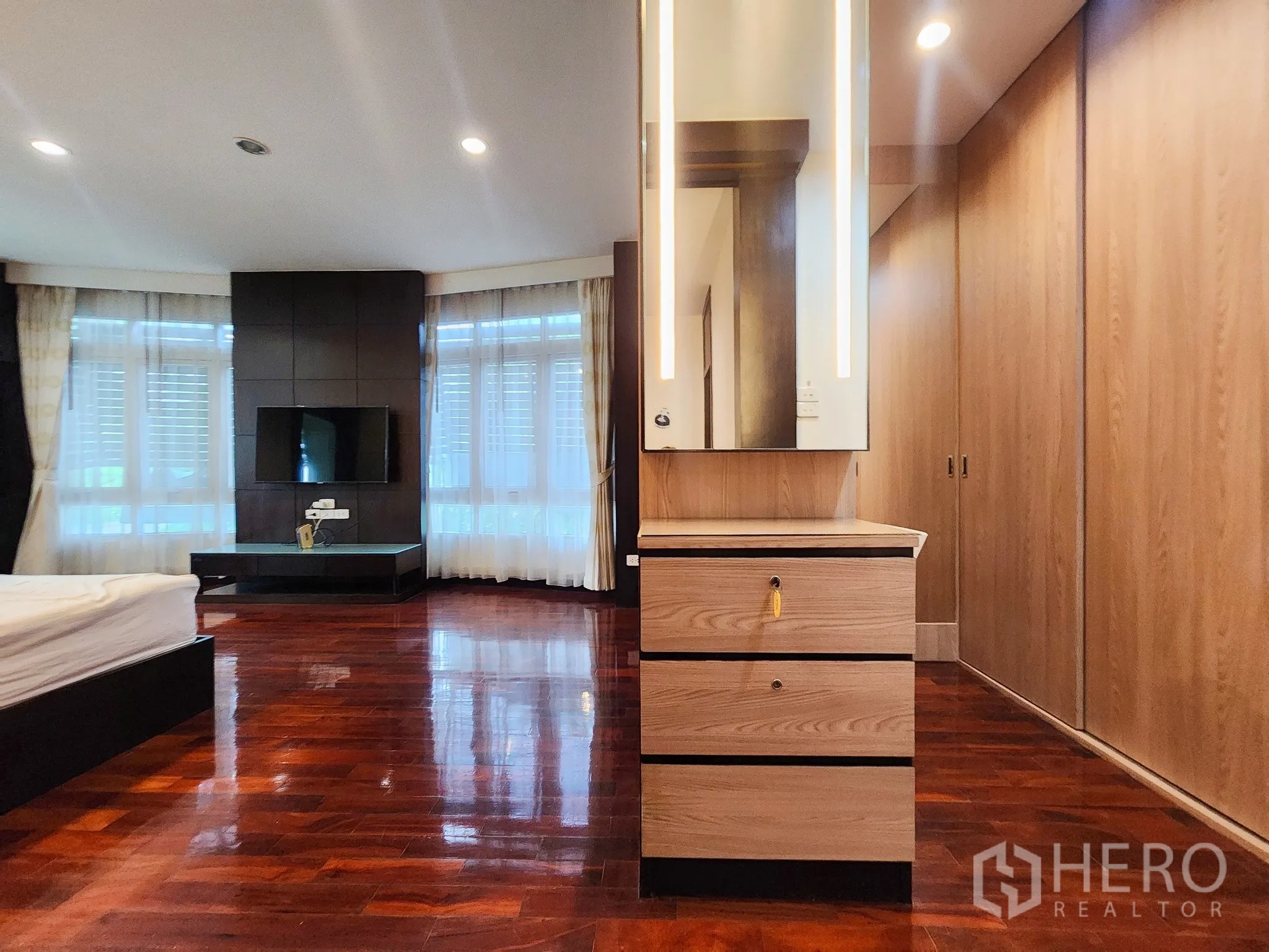 独立式住宅 出租在Bang Kapi, Bangkok - 梳妆柜带发光镜面，旁设嵌入式衣柜。