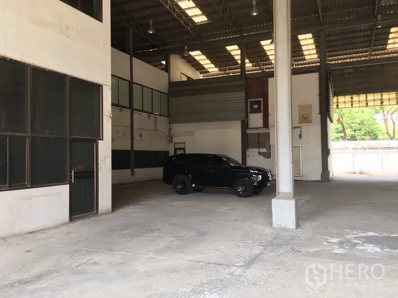 货栈 出租或出售在Bang Kapi, Bangkok - 开放式仓储区，卷闸门通达，地面空间宽敞。