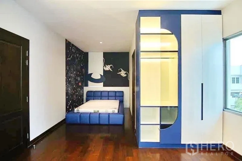 บ้าน ให้เช่าในLat Krabang, Bangkok - ห้องนอนธีมสีน้ำเงิน เตียงบุกำมะหยี่ ผนังลวดลาย และตู้เสื้อผ้าบิวท์อิน