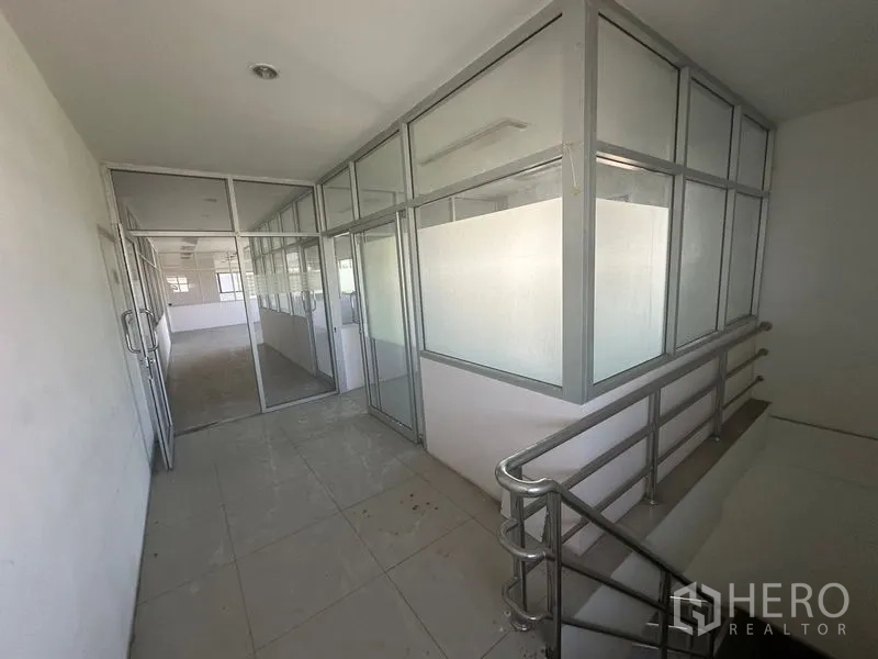 คลังสินค้า ให้เช่าในSaphan Sung, Bangkok - โถงชั้นบนพร้อมผนังกระจกและราวกันตก