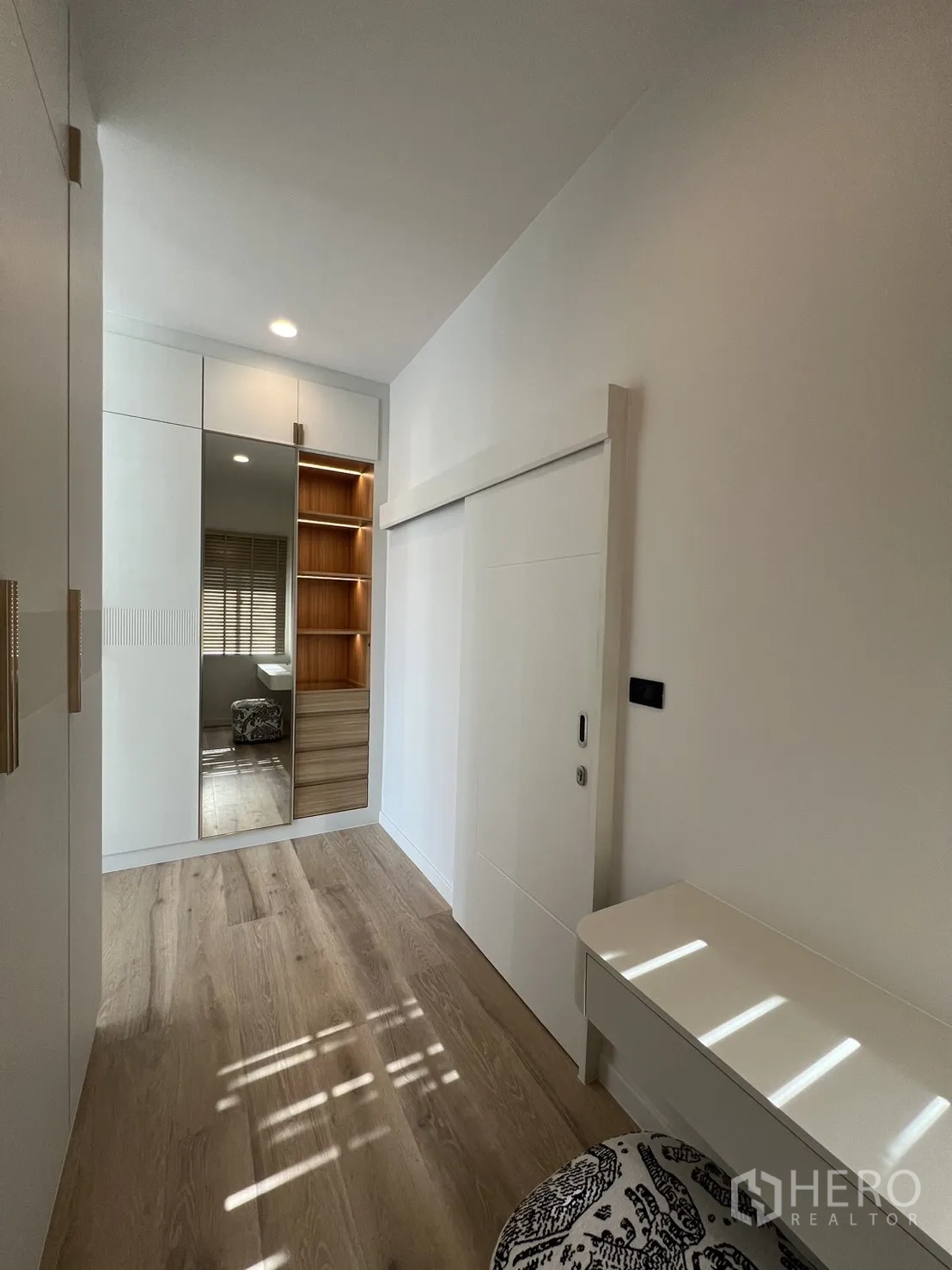 Detached House for rent or sale in Bang Kapi, Bangkok - Dressing area with full-height white cabinetry and illuminated shelves.