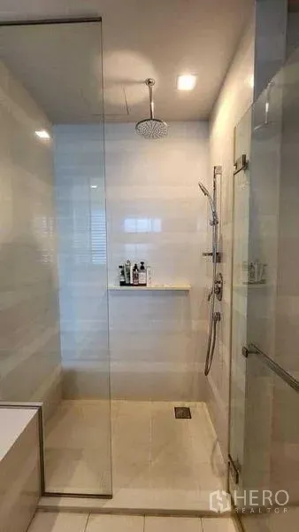 公寓 出租在Khlong Toei, Bangkok - 玻璃淋浴房，配顶喷雨淋与手持花洒。