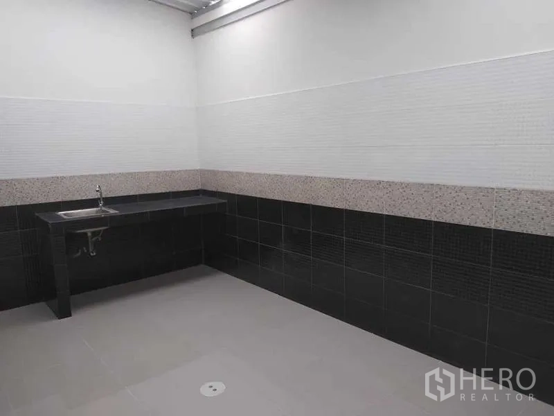 带办公室的家 出租在Prawet, Bangkok - 独立厨房，长操作台、水槽与瓷砖防溅板，带顶棚。