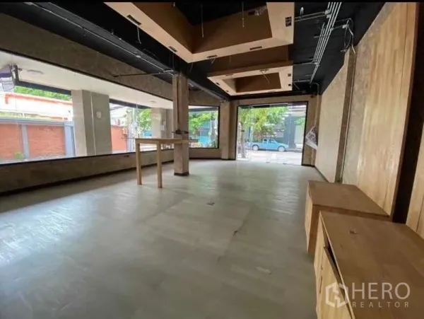 零售空间 出租在Bang Rak, Bangkok - 宽敞零售区，内置木质长凳与大幅临街玻璃。