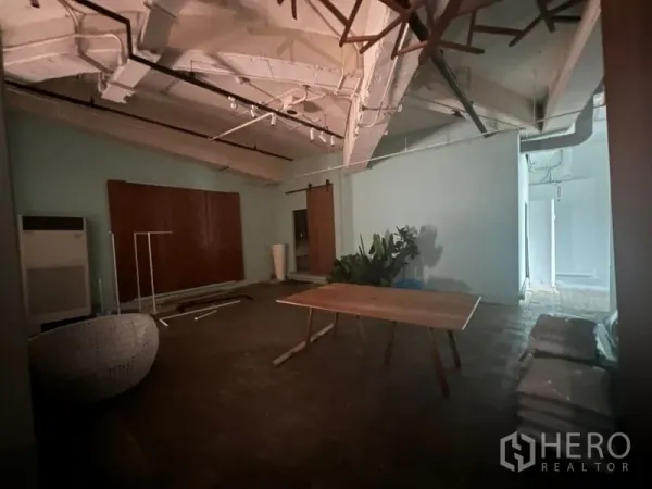 零售空间 出租在Khlong Toei, Bangkok - 大开间房间，裸露梁架、轨道灯与临时工作台。