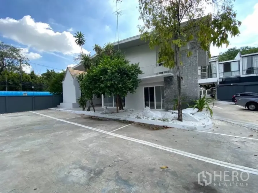 Home Office for rent in Watthana, Bangkok - Two-storey white home office with trees and spacious on-site parking in Thonglor, Bangkok.