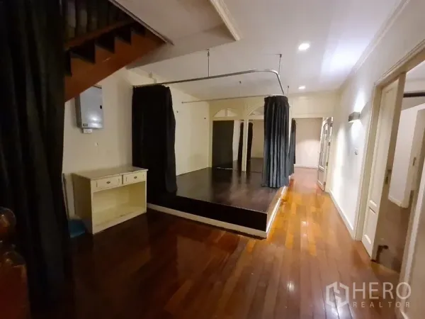 店屋 出租在Khlong Toei, Bangkok - 楼梯旁架高平台配帘轨，可作舞台或试衣区。