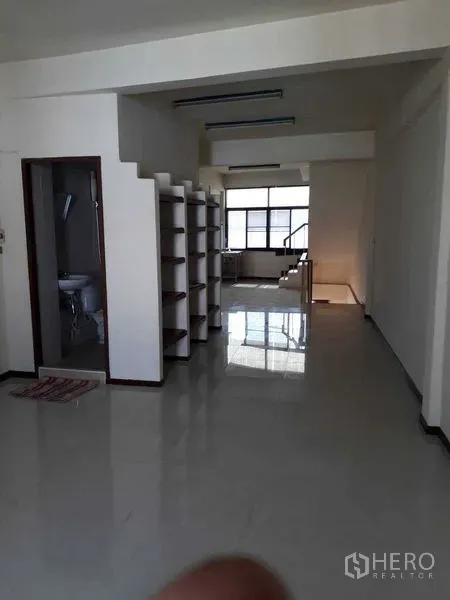 อาคารพาณิชย์ ให้เช่าในSuan Luang, Bangkok - พื้นที่ตึกแถวแบบเปิดโล่ง ปูกระเบื้องเงา มีชั้นวางบิลท์อินและห้องน้ำข้างๆ รับแสงจากหน้าต่าง