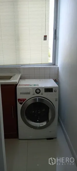 公寓 出租在Watthana, Bangkok - 洗衣角，2合1洗衣机靠近大窗。