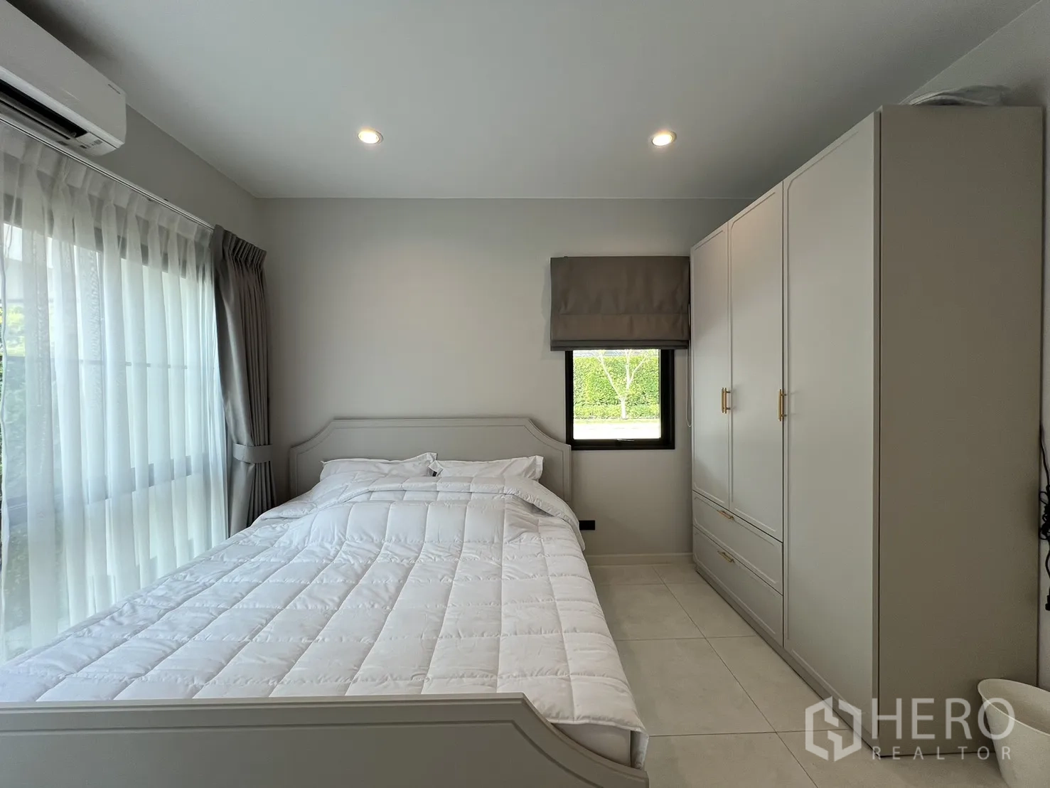 บ้านเดี่ยว for rent in Bang Phli, Samut Prakan - ห้องนอนอบอุ่น ตู้เสื้อผ้าบิวท์อิน แอร์ และหน้าต่างมองสวน