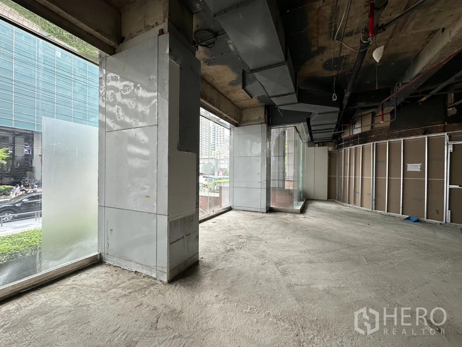 พื้นที่ขายของ for rent in Watthana, Bangkok - มุมพื้นที่เชิงพาณิชย์พร้อมกระจกหน้าร้านขนาดใหญ่และท่อลมบนฝ้า