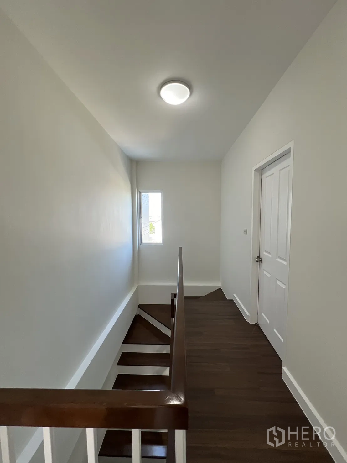 Townhouse for rent in Bang Kapi, Bangkok - Upper hallway landing with window and doors to rooms.