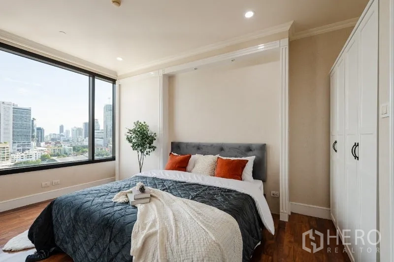 คอนโด ขาย - ห้องนอนมีตู้เสื้อผ้าบิวต์อิน พื้นไม้ และหน้าต่างวิวเมือง