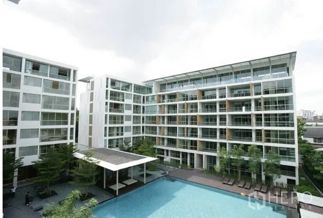 คอนโด ขายในKhlong Toei, Bangkok - อาคารคอนโดโลว์ไรส์สมัยใหม่ ล้อมรอบสระว่ายน้ำส่วนกลางขนาดใหญ่