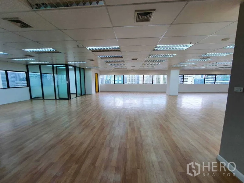 สำนักงาน ให้เช่าในDin Daeng, Bangkok - พื้นที่ทำงานโล่งพร้อมหน้าต่างกว้างและห้องประชุมกั้นกระจก