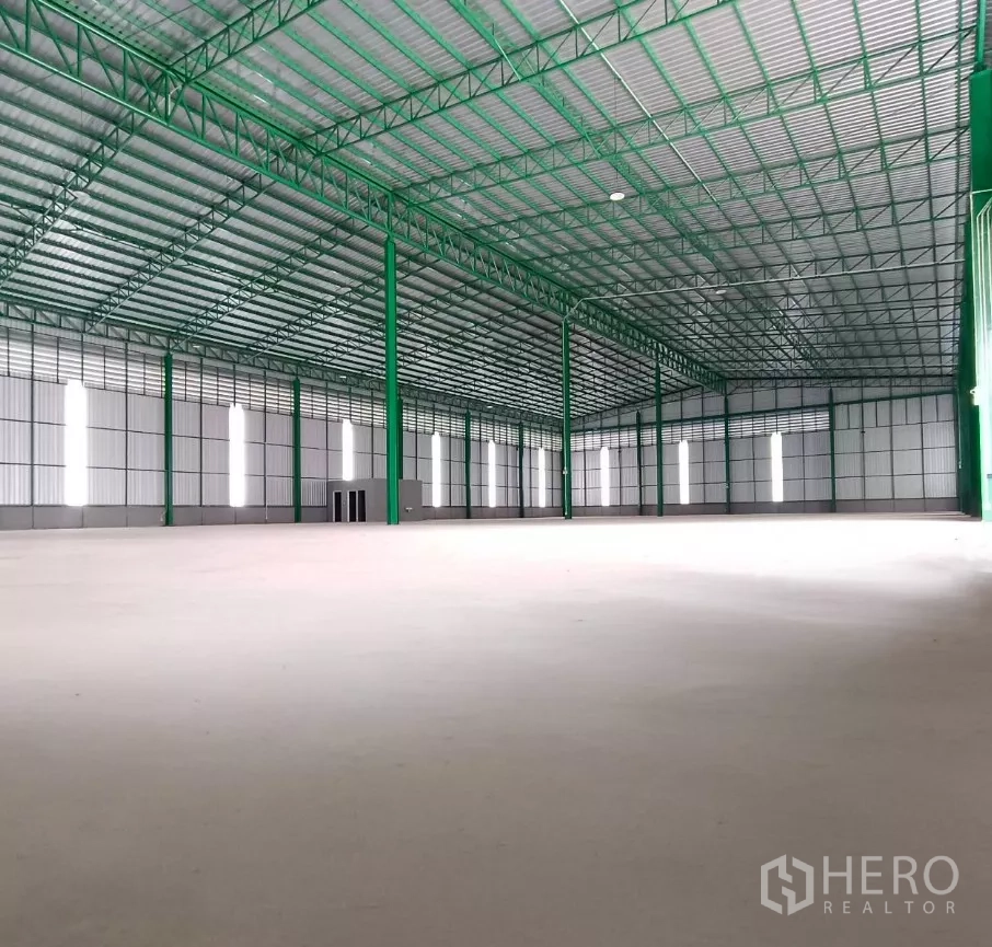 คลังสินค้า ให้เช่าในBang Bon, Bangkok - พื้นโกดังโล่งกว้างไร้เสากีดขวาง เพดานสูง โครงเหล็กสีเขียวและช่องแสงธรรมชาติ