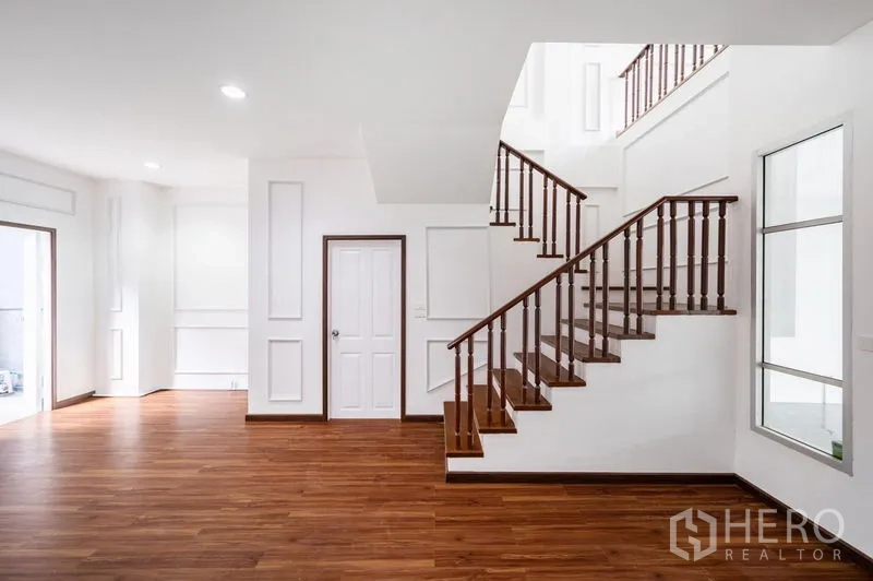 ทาวน์เฮาส์ ขาย - โถงบันไดราวไม้เชื่อมหลายชั้น