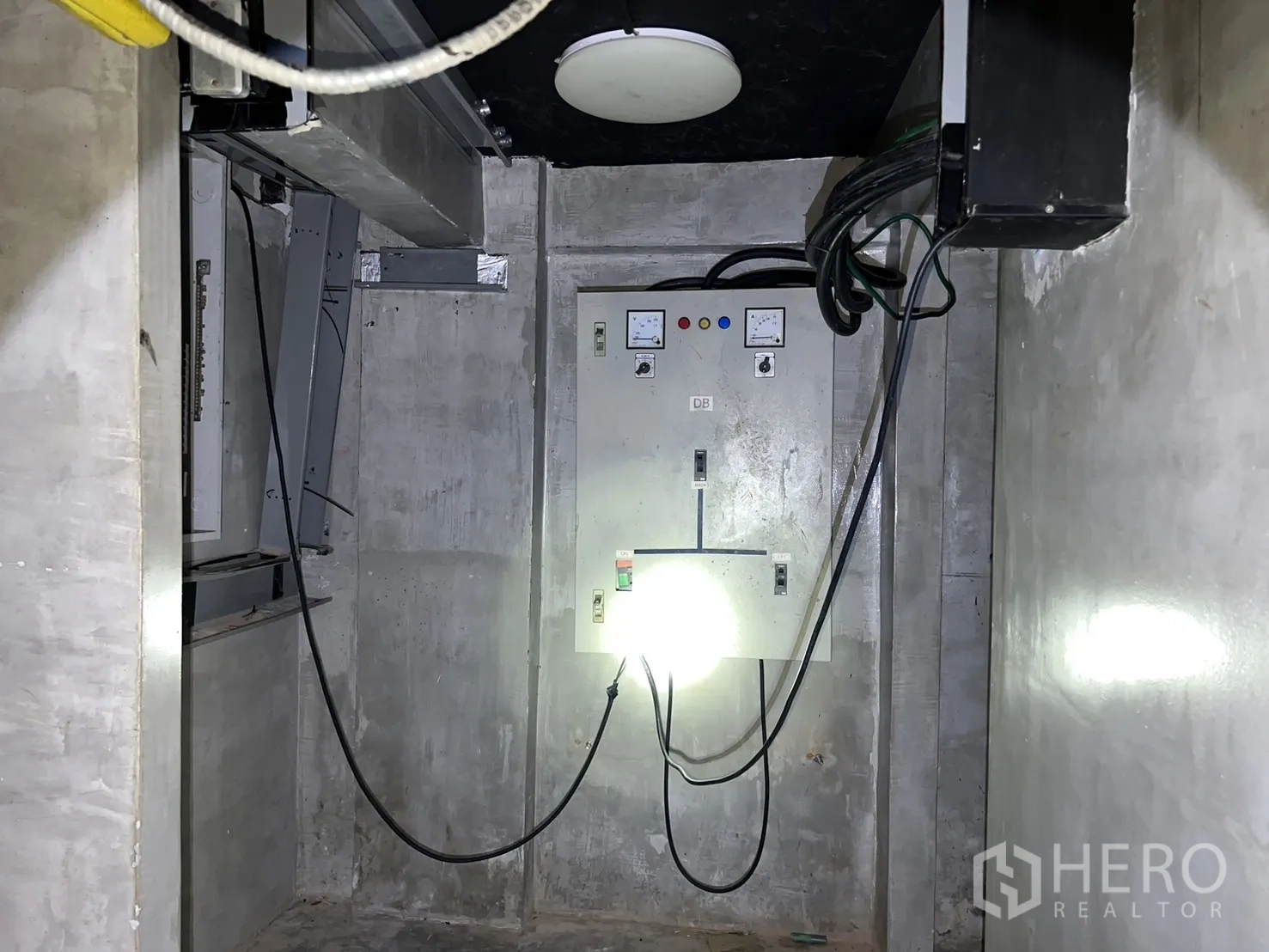 อาคารพาณิชย์ ให้เช่า - ห้องคอนโทรลไฟฟ้า ตู้เมนสวิตช์และท่อลม