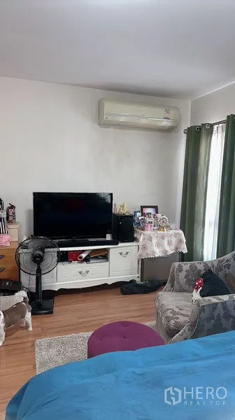Detached House for rent in Bang Phli, Samut Prakan - Bedroom media corner with TV console, armchair, and wall-mounted air conditioner.