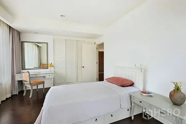 คอนโด ให้เช่าในKhlong San, Bangkok - ห้องนอนสไตล์มินิมอล เตียงเดี่ยว โต๊ะเครื่องแป้ง และตู้บิลท์อินโทนขาว