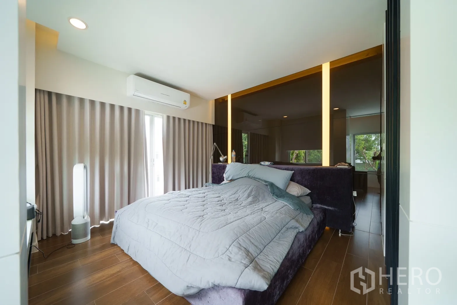 บ้าน ให้เช่าหรือขายในSaphan Sung, Bangkok - ห้องนอนหลักพื้นไม้ เตียงบุนุ่ม ผ้าม่านเต็มความสูง และแอร์แบบติดผนัง