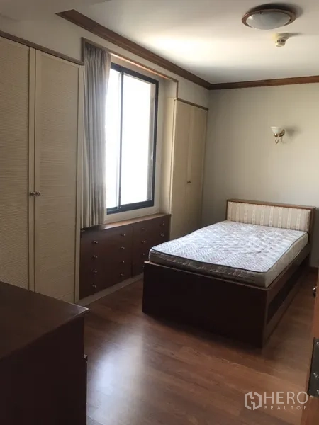 公寓 出租在Watthana, Bangkok - 温馨卧室，单人床、大窗户、内置抽屉与衣柜。