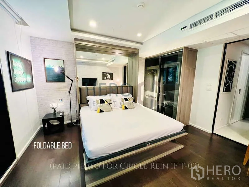 คอนโด ขาย - ห้องนอนอบอุ่นพร้อมเตียงพับ Murphy ตู้เสื้อผ้า และพื้นไม้