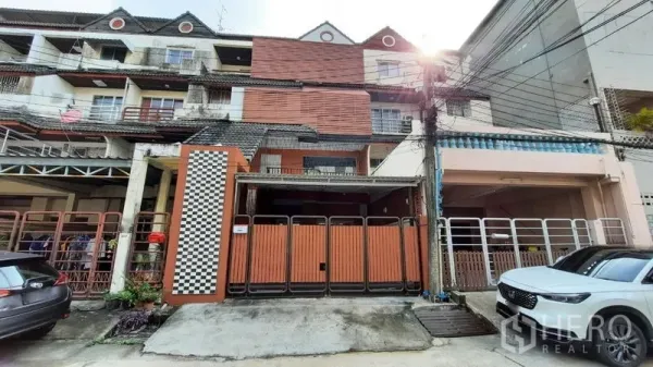 Townhouse for rent or sale in Suan Luang, Bangkok - Row townhouse facade in Suan Luang with folding wooden gates.